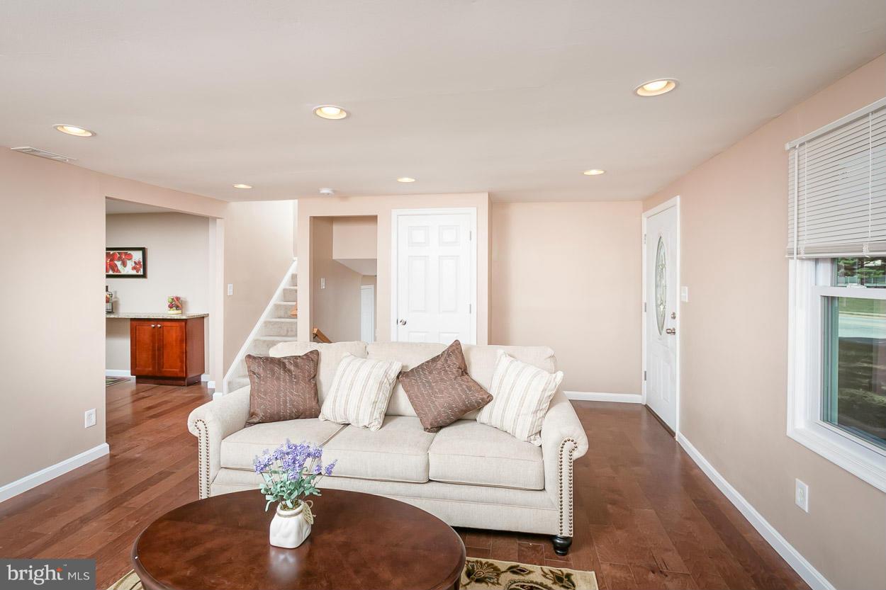 9807 Winands Road Randallstown, MD 21133 - Photo 5 of 27 Living Room
