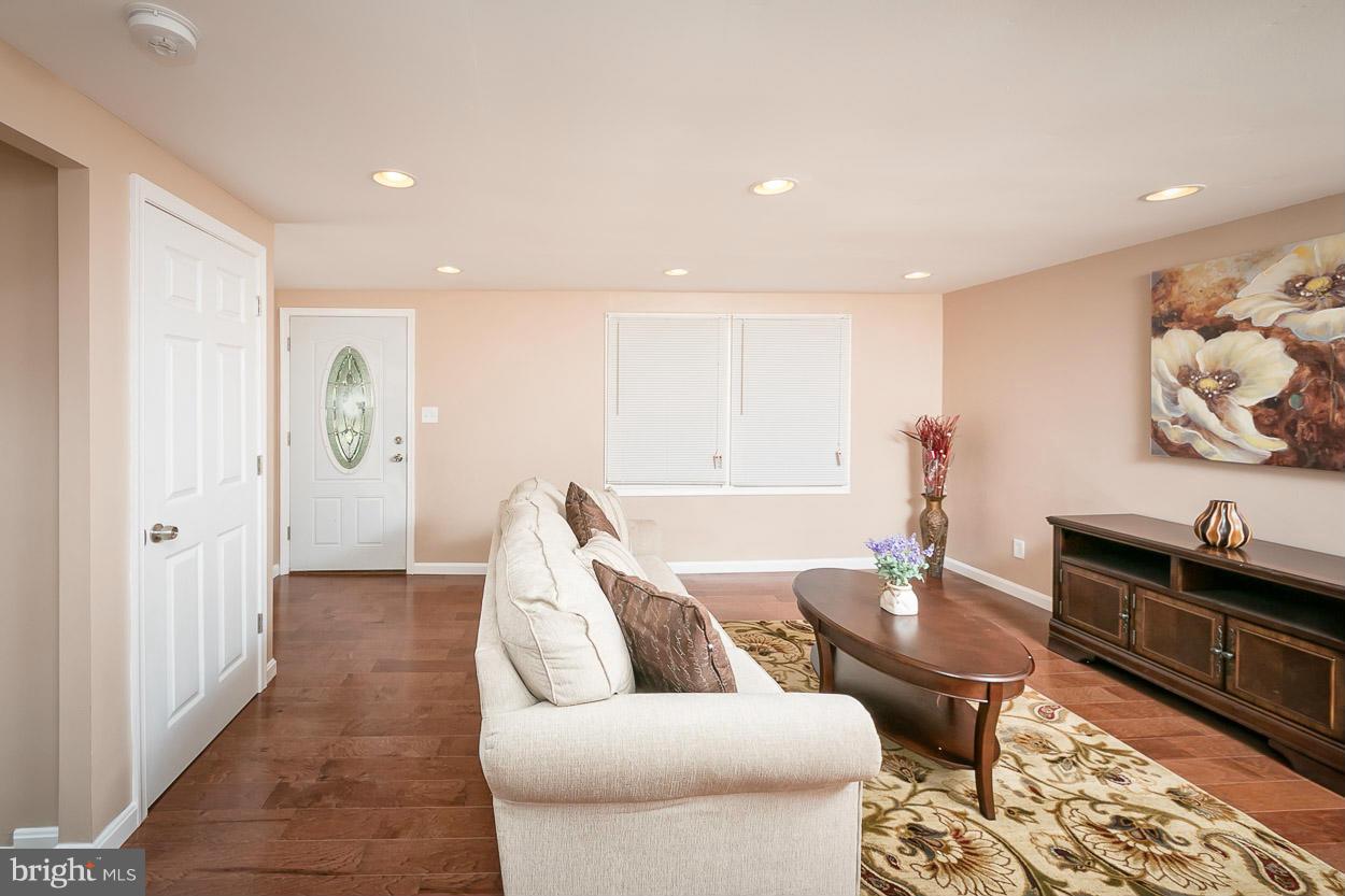 9807 Winands Road Randallstown, MD 21133 - Photo 6 of 27 Living Room