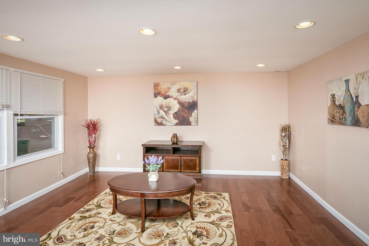 9807 Winands Road Randallstown, MD 21133 - Photo 8 of 27 Living Room