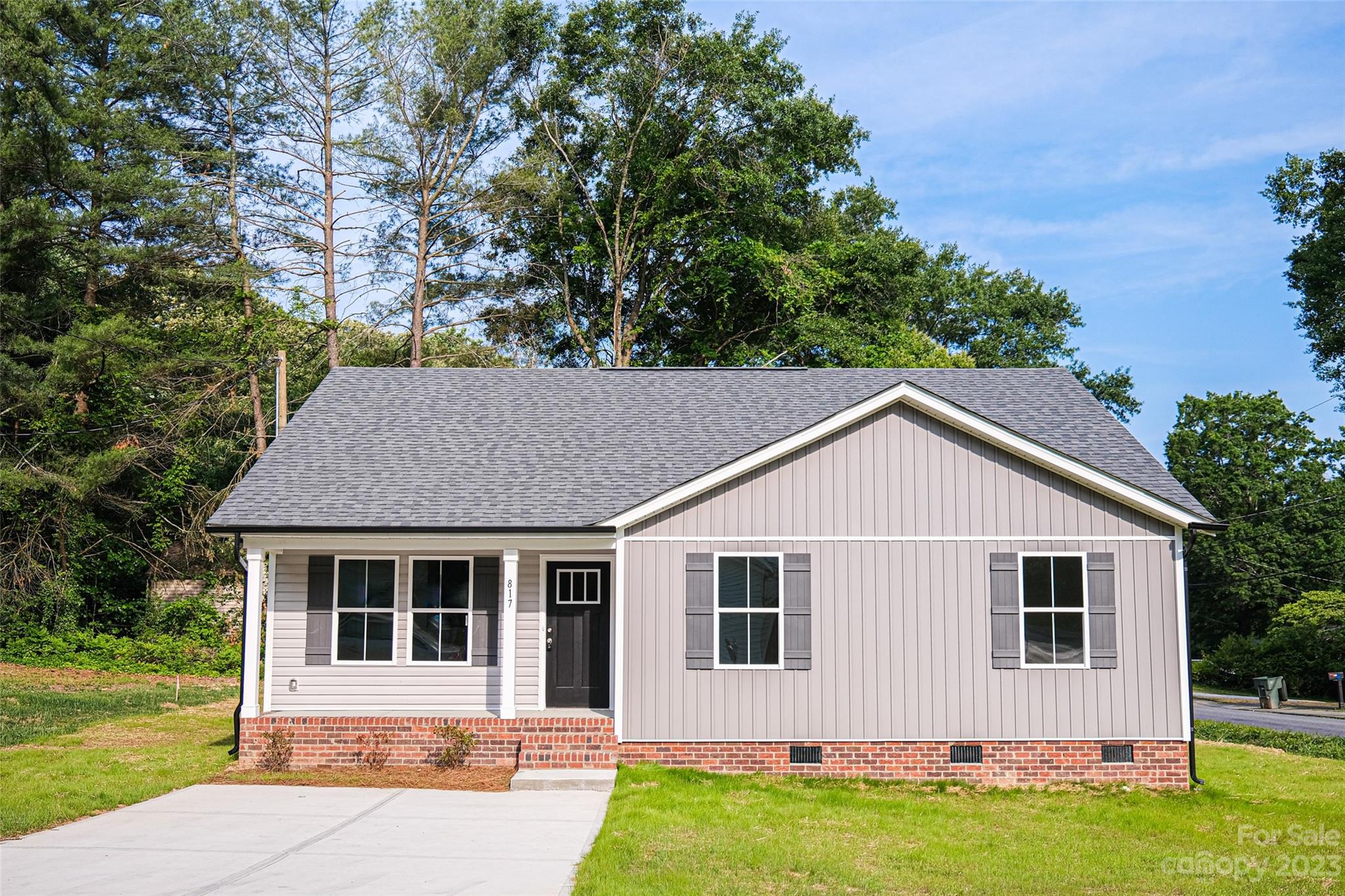 a view of a house with a yard