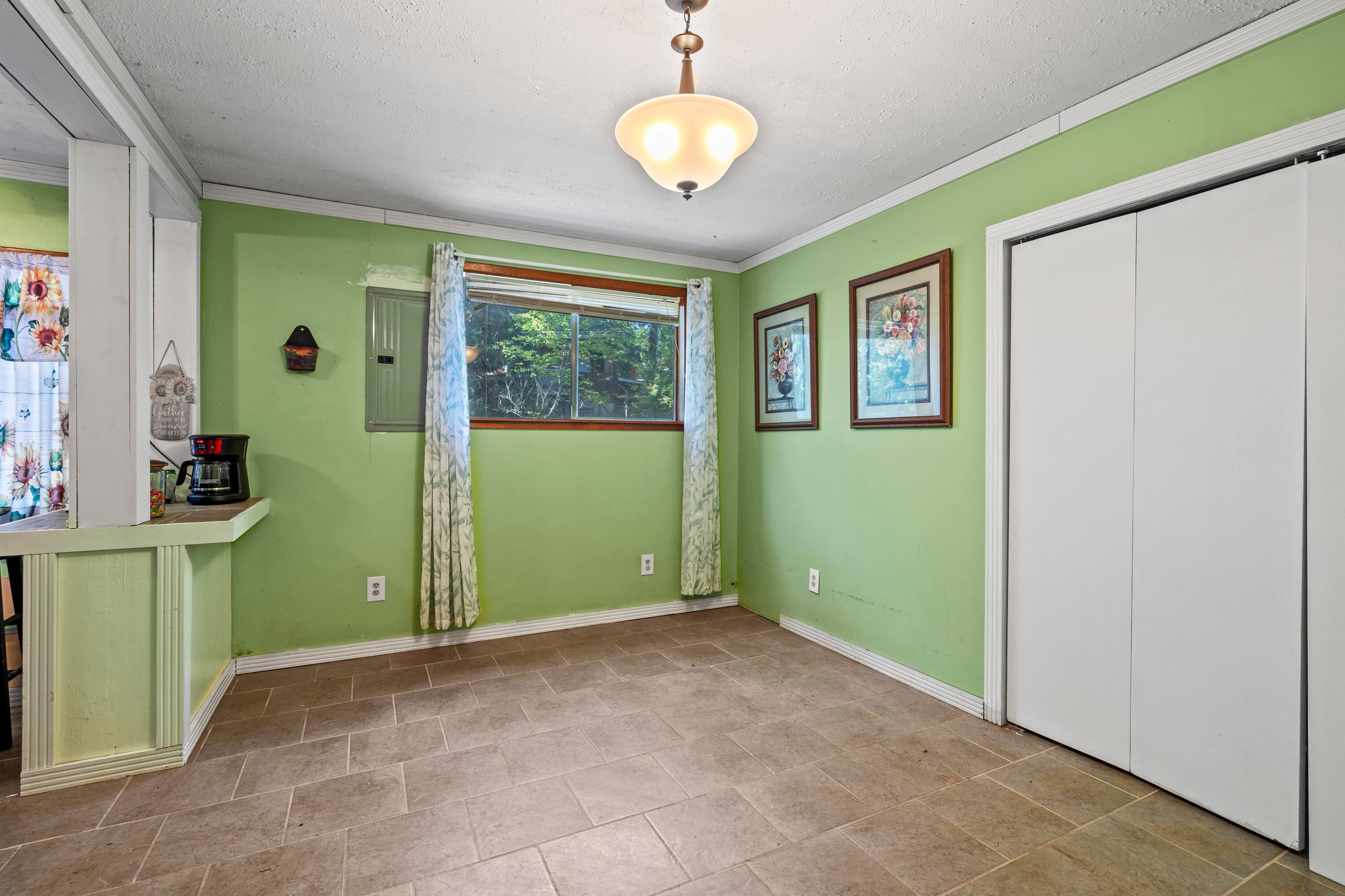 2681 Russell Road Grants Pass, OR 97526 - Photo 9 of 46 Main Home Dinning Room