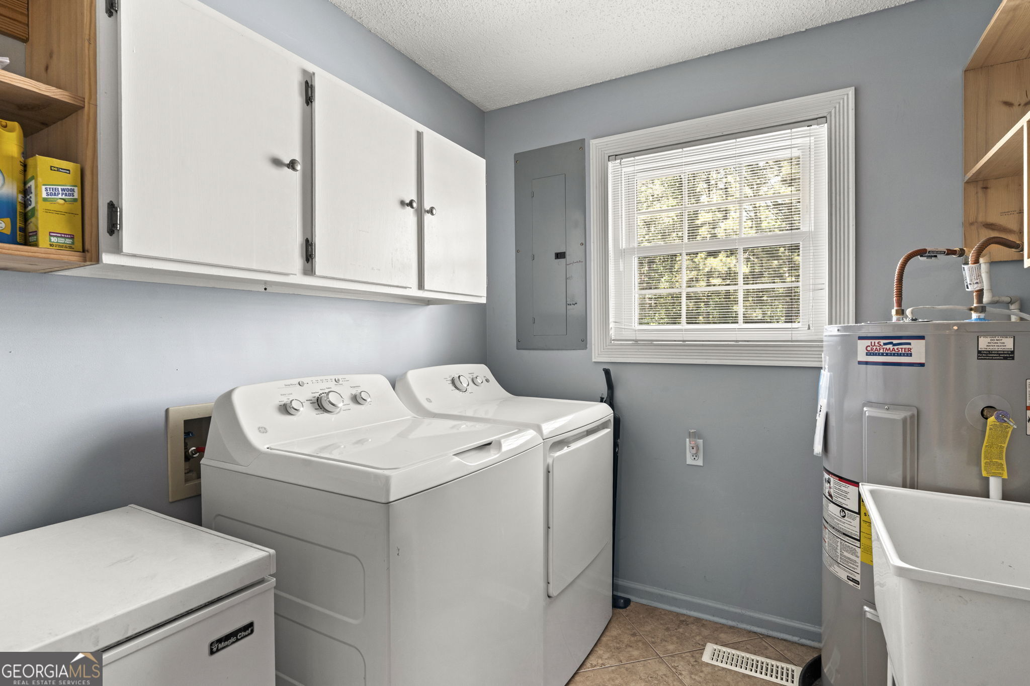 119 Moll Drive Cochran, GA 31014 - Photo 28 of 66 a utility room with dryer and washer