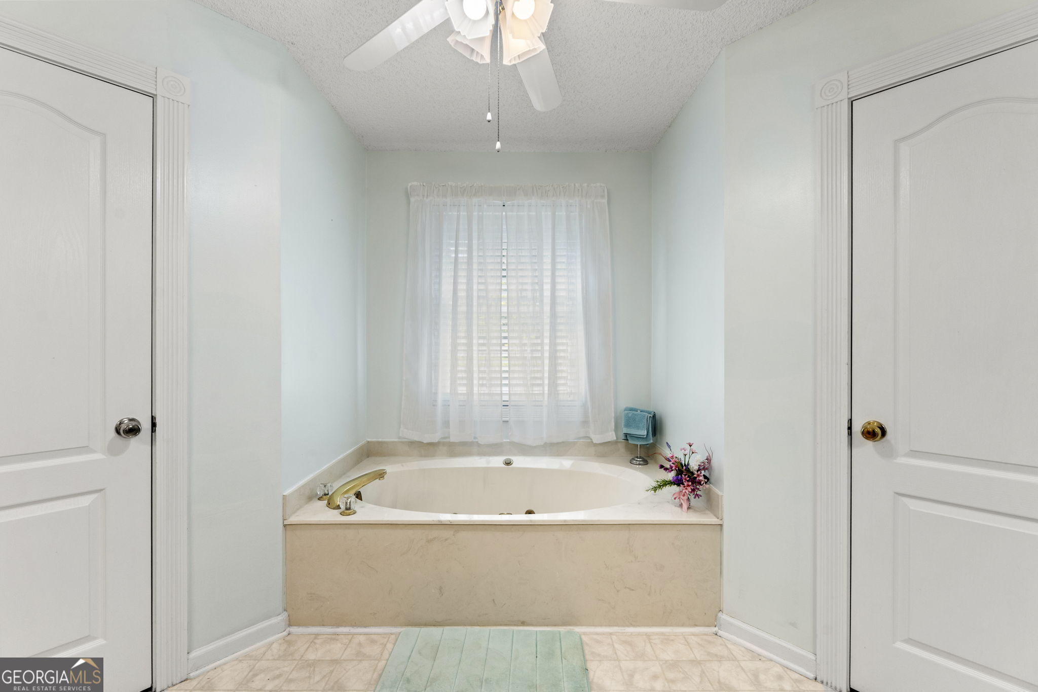119 Moll Drive Cochran, GA 31014 - Photo 33 of 66 a view of a bathroom with a tub and shower