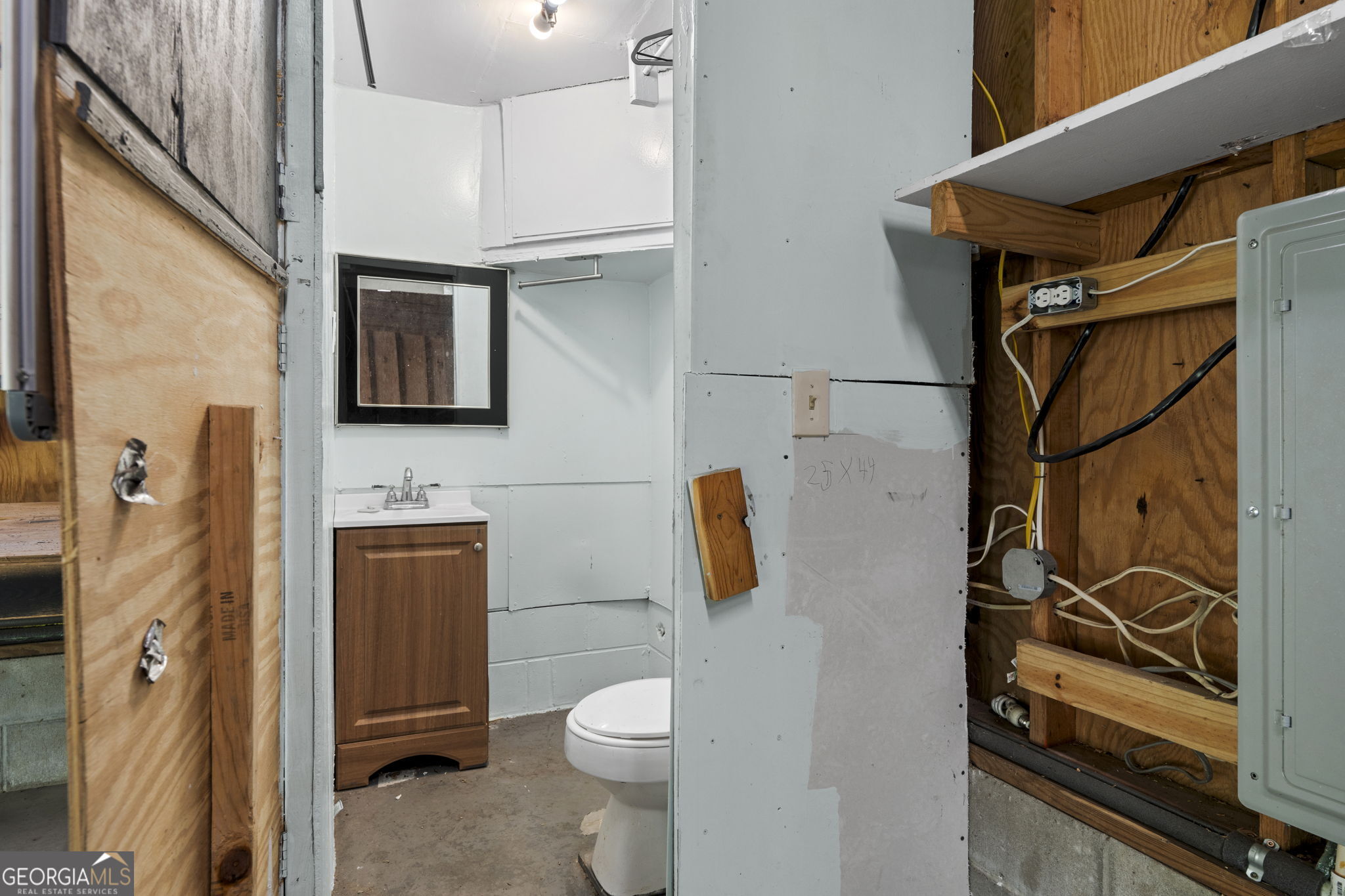 119 Moll Drive Cochran, GA 31014 - Photo 40 of 66 a bathroom with a toilet sink and shower