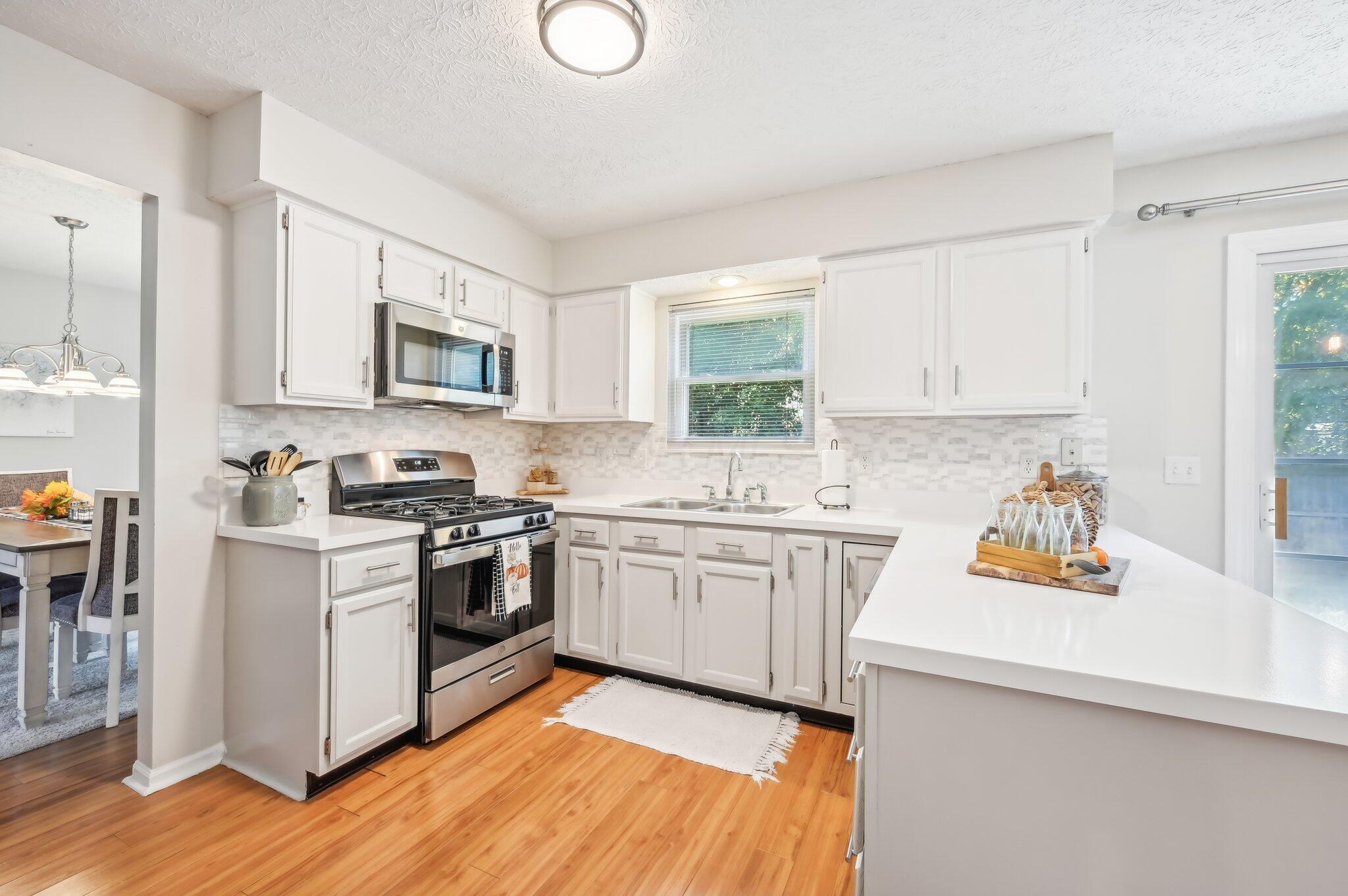 6048 Abbey Church Road Dublin, OH 43017 - Photo 7 of 27 Kitchen