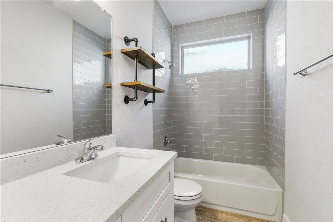 941 Del Raphael Drive Leander, TX 78641 - Photo 19 of 33 Full guest bathroom