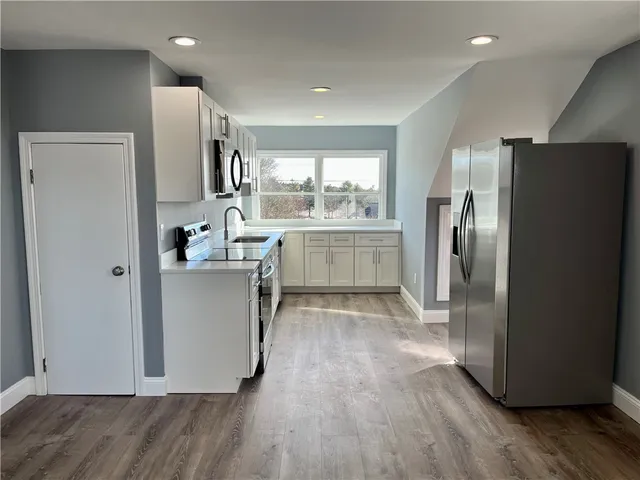 $2,700 | 190 East Main Road, Unit 3, Middletown, RI 02842