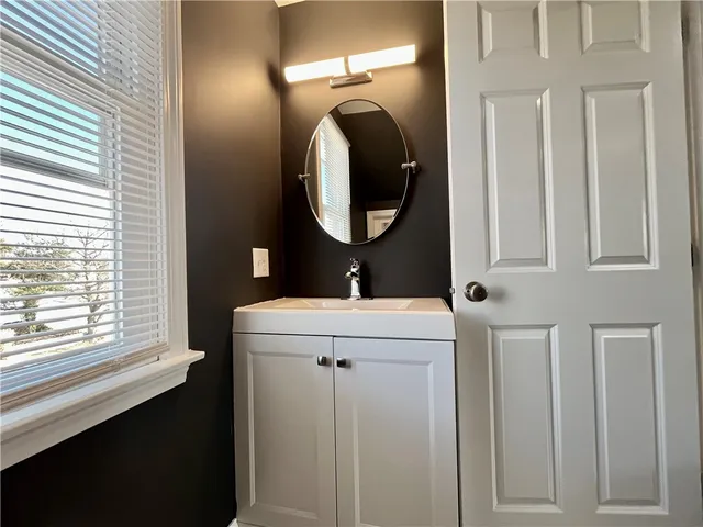 $2,700 | 190 East Main Road, Unit 3, Middletown, RI 02842