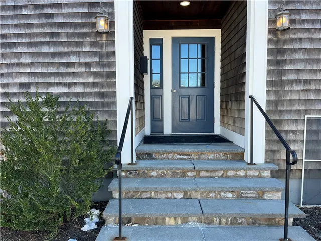 $2,700 | 190 East Main Road, Unit 3, Middletown, RI 02842