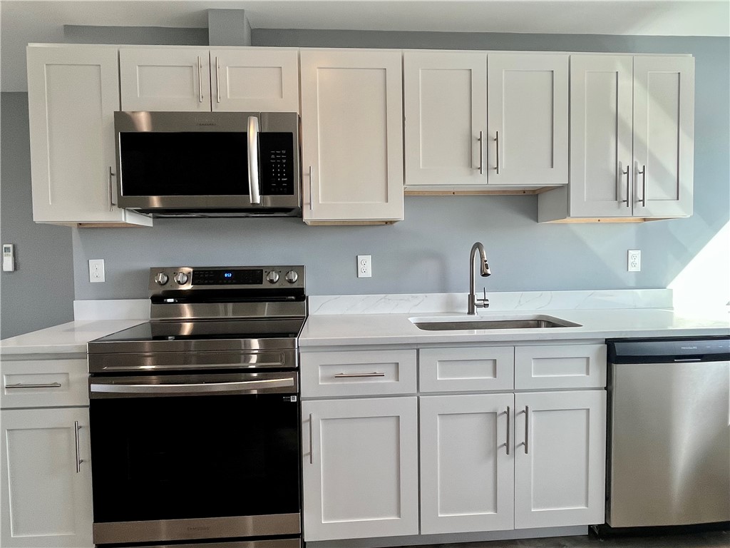 190 East Main Road, Unit 3 Middletown, RI 02842 - Photo 3 of 17