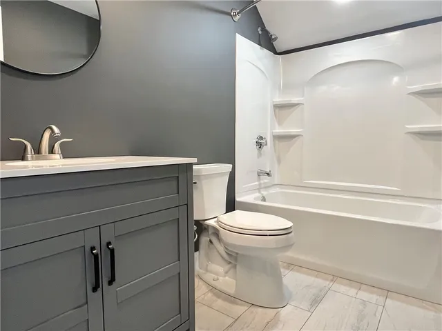 $2,700 | 190 East Main Road, Unit 3, Middletown, RI 02842