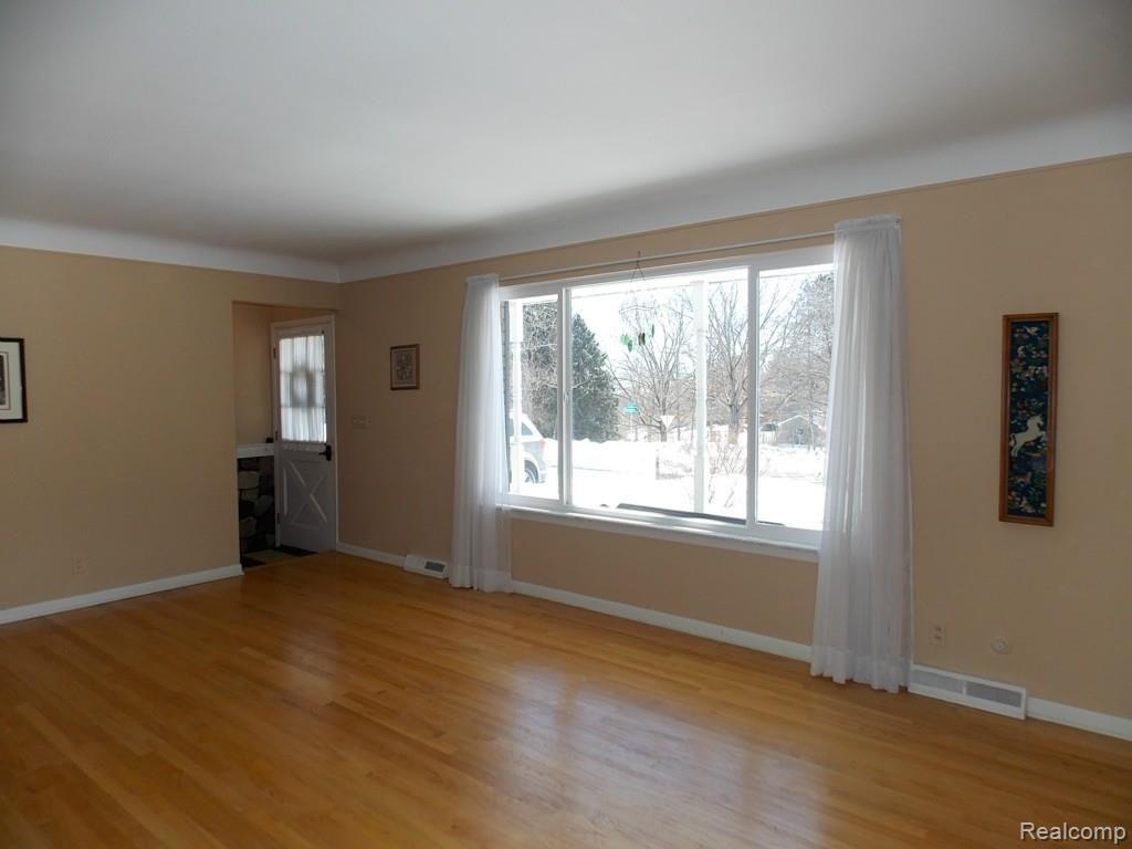 2272 Oklahoma Avenue Rochester, MI 48309 - Photo 5 of 39 Family Room