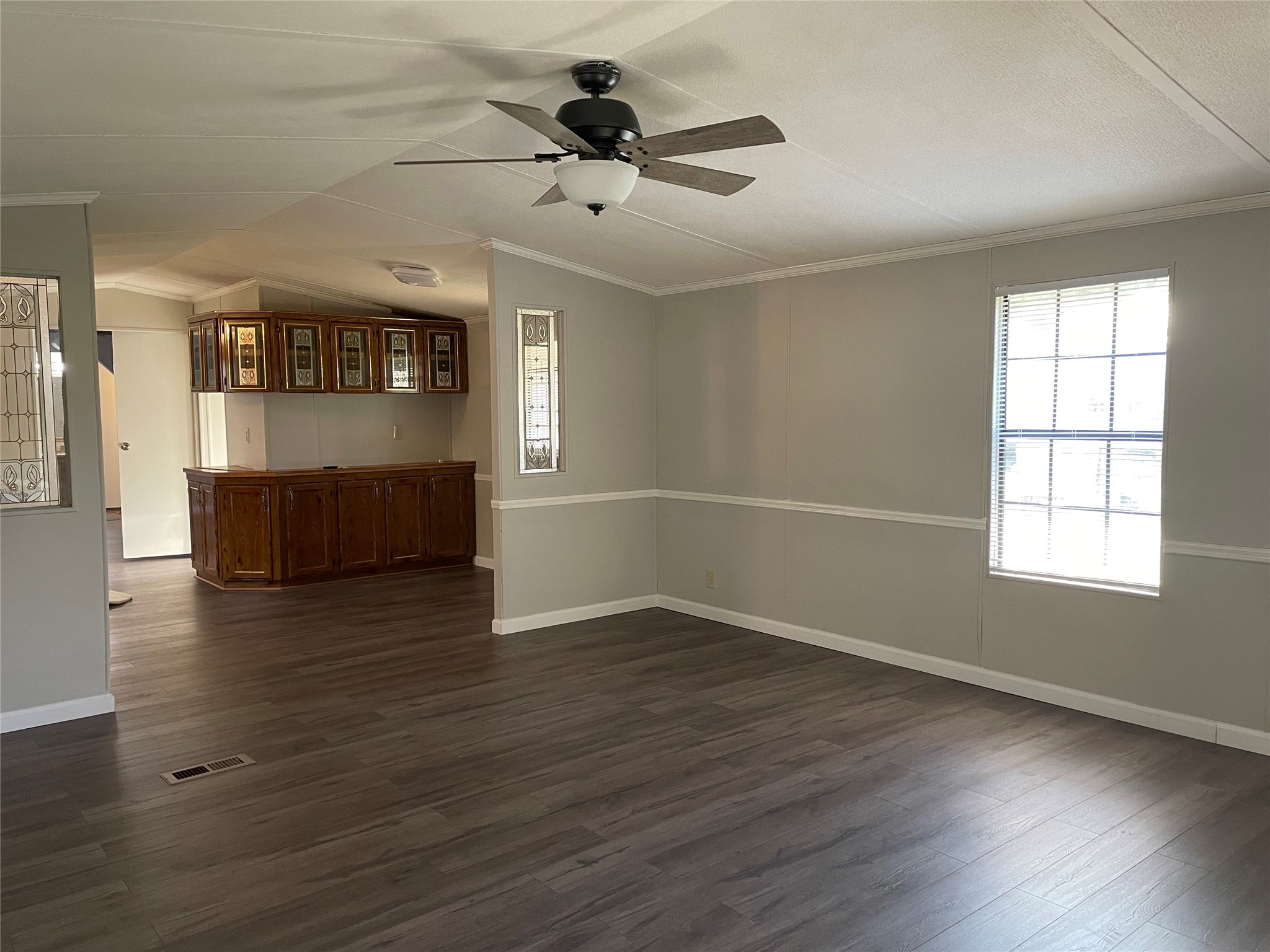 228 Hambrick Road Houston, TX 77060 - Photo 10 of 19 Living Room