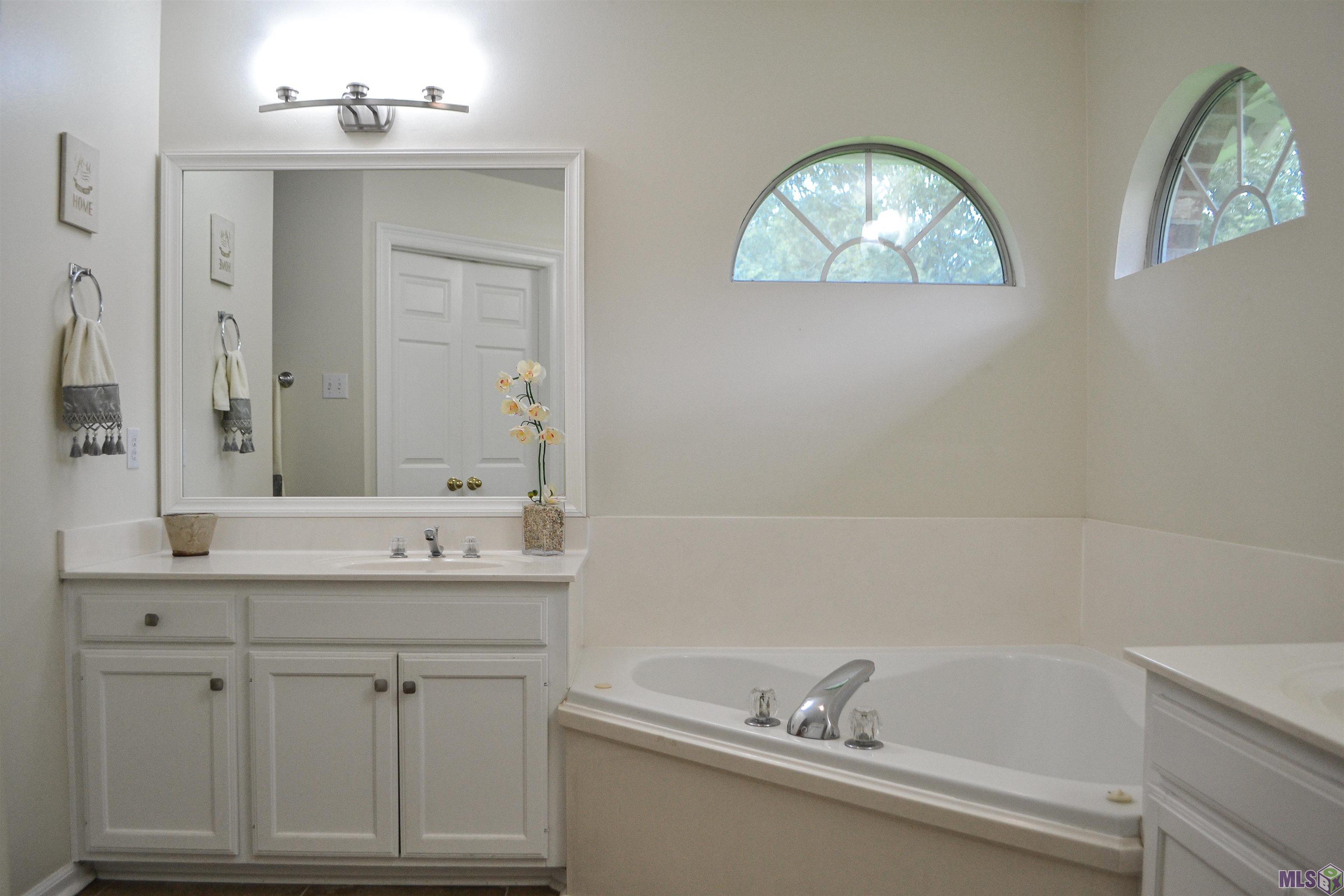 11045 Paddock Avenue Baton Rouge, LA 70816 - Photo 13 of 23 Master Bathroom with 2 vanities and Jetted Tub