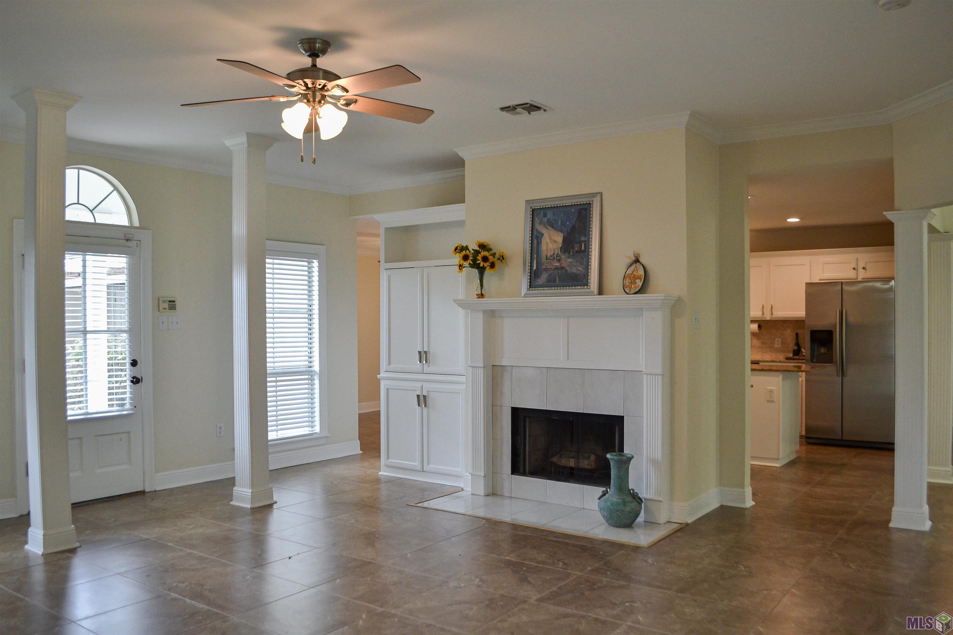 11045 Paddock Avenue Baton Rouge, LA 70816 - Photo 3 of 23 Living Room with High Ceilings