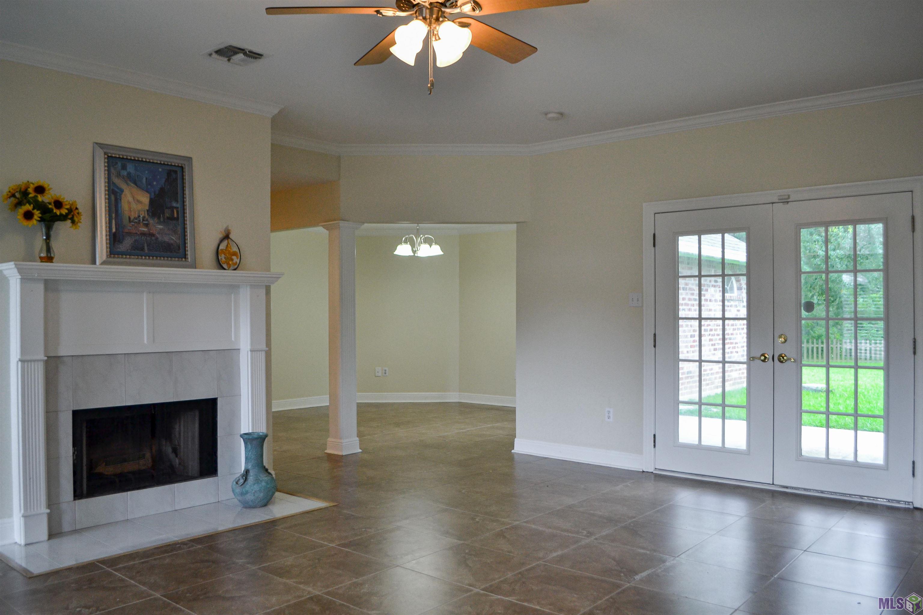 11045 Paddock Avenue Baton Rouge, LA 70816 - Photo 4 of 23 To the right is the Dining Room
