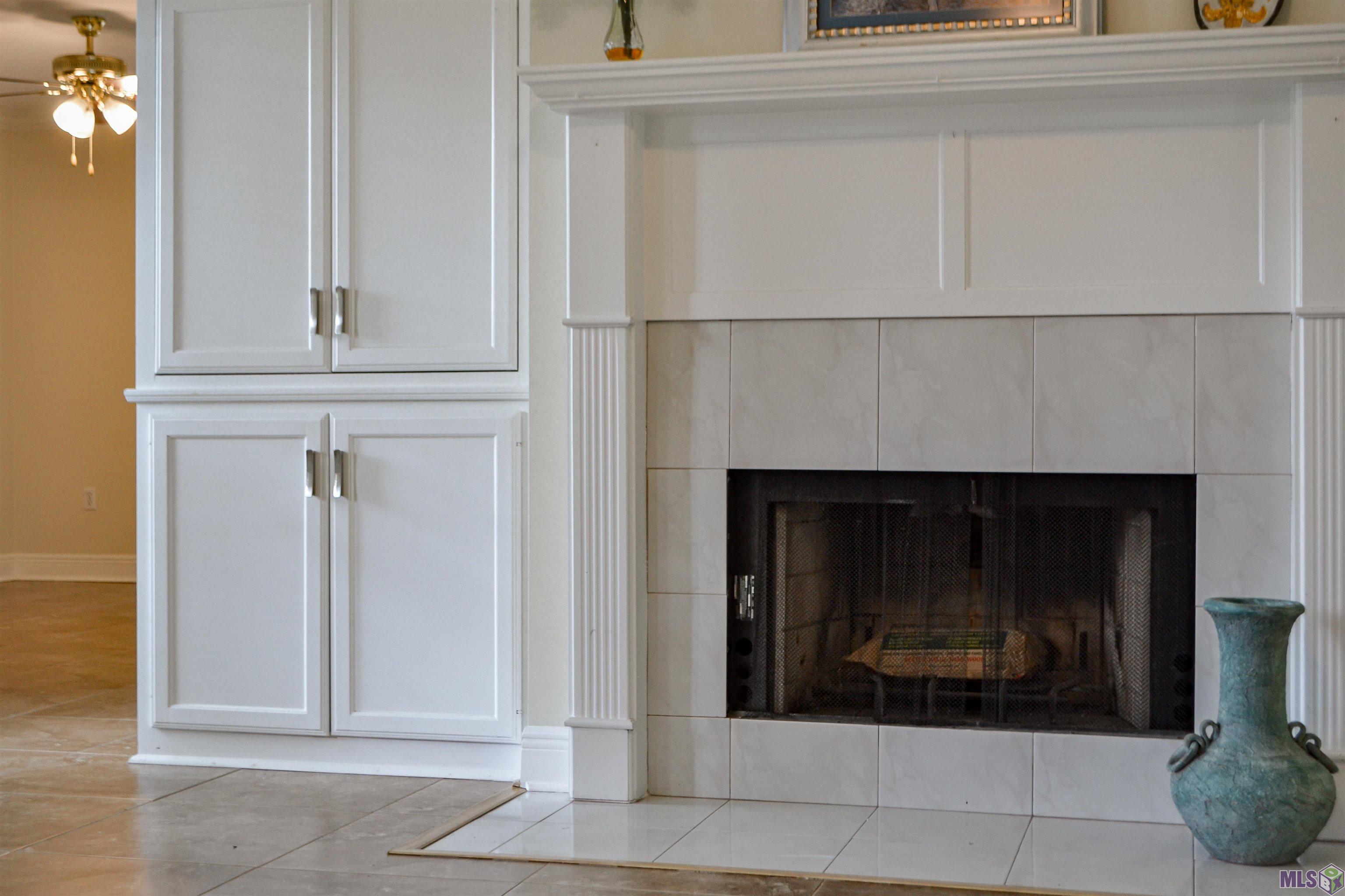 11045 Paddock Avenue Baton Rouge, LA 70816 - Photo 5 of 23 Built ins and Gas Fireplace