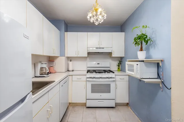 $179,000 | 125-10 Queens Boulevard, Unit 1425 | Kew Gardens