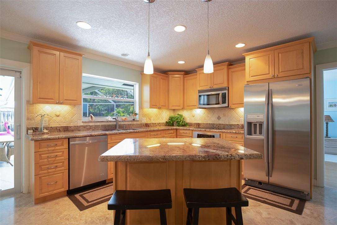 2640 Northeast 53rd Court Lighthouse Point, FL 33064 - Photo 2 of 27 KITCHEN ISLAND CAN BE MOVED