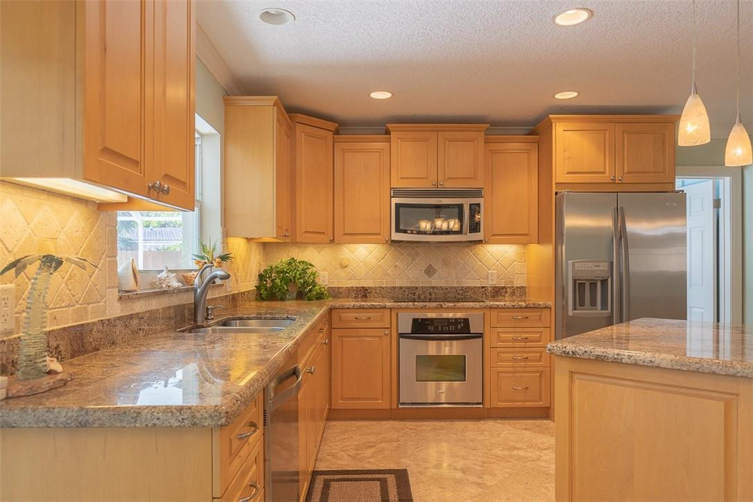 2640 Northeast 53rd Court Lighthouse Point, FL 33064 - Photo 3 of 27 Photo 3