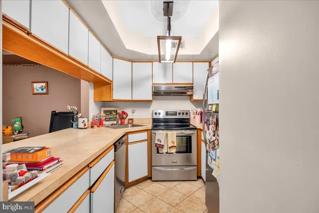 a kitchen that has a lot of cabinets in it