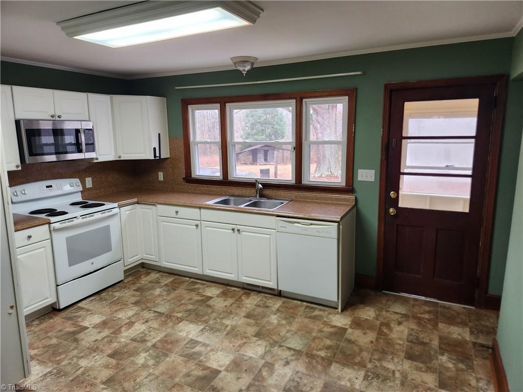 254 Landreth Road Madison, NC 27025 - Photo 8 of 13 Kitchen