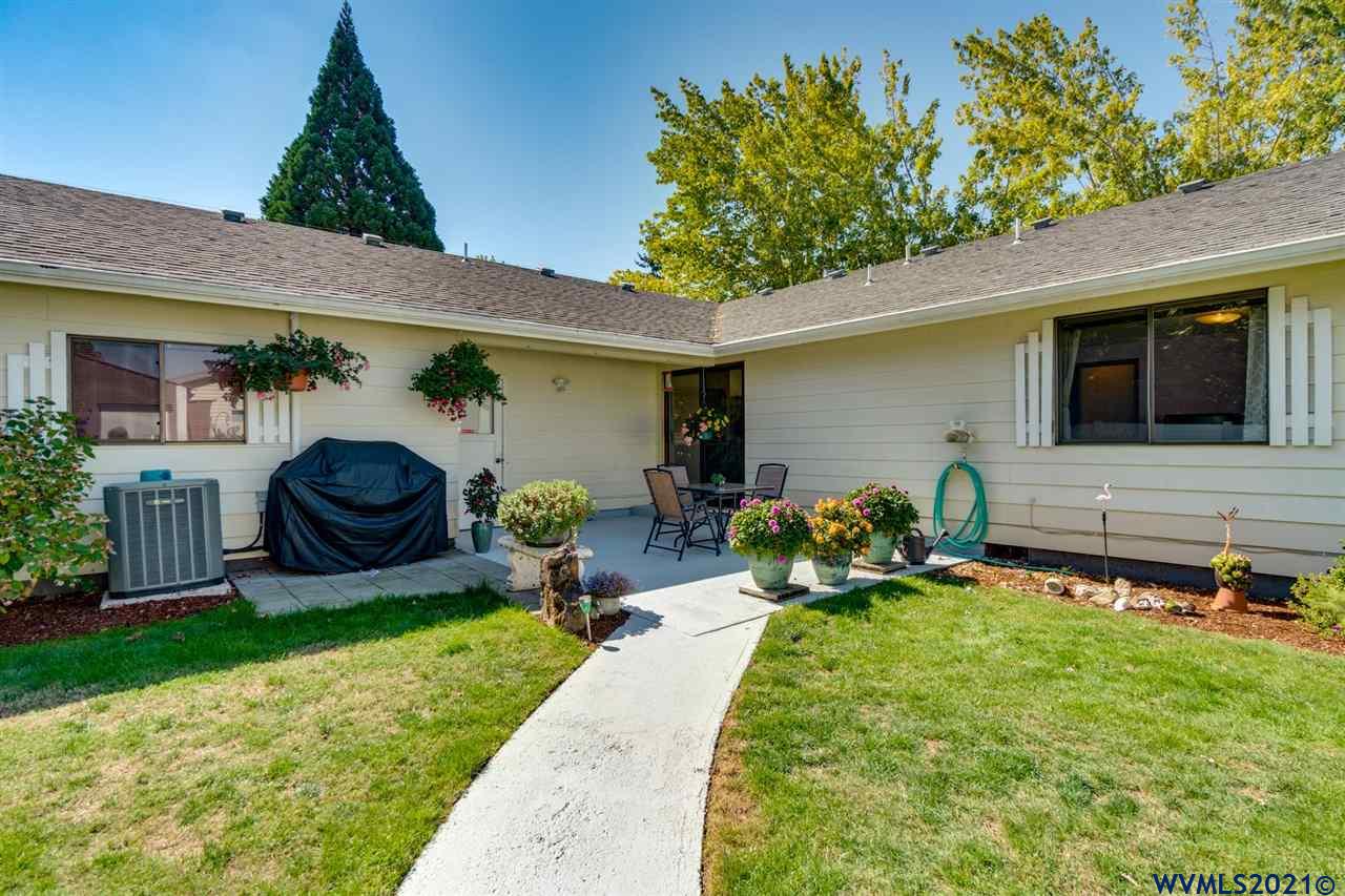 4695 Herrin Road Northeast Salem, OR 97305 - Photo 4 of 32 a front view of a house with garden