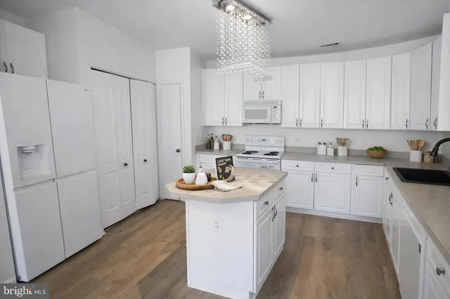 $375,000 | 400 Symphony Circle, Unit 422H, Cockeysville, MD 21030