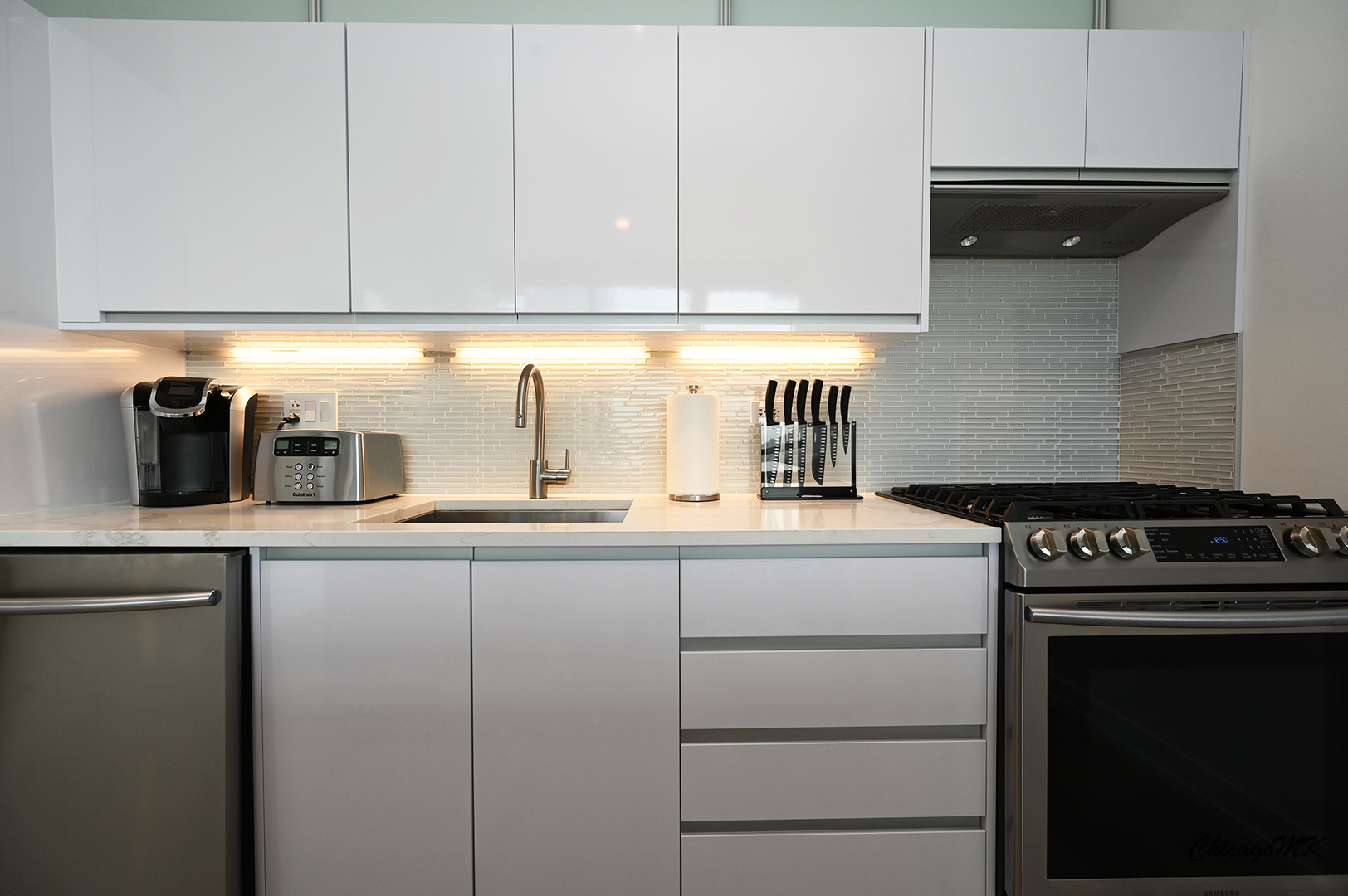 235 West Van Buren Street, Unit 2213 Chicago, IL 60607 - Photo 11 of 31 a kitchen with appliances cabinets and a stove top oven
