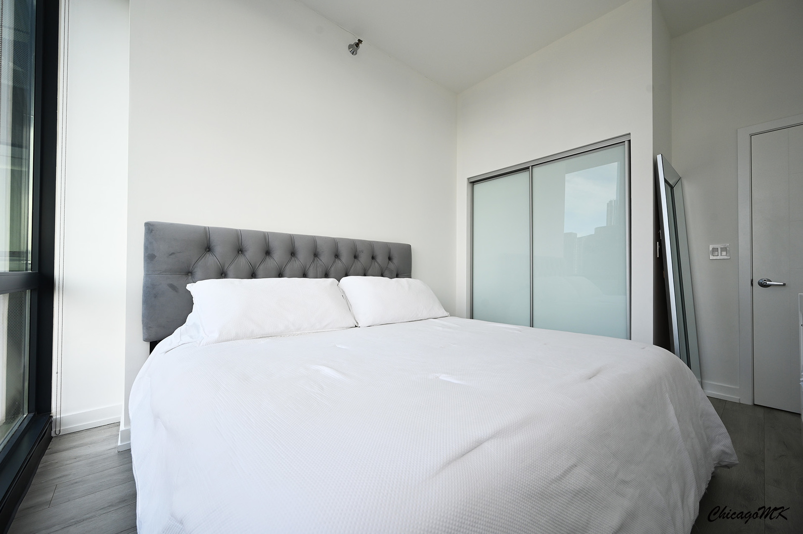 235 West Van Buren Street, Unit 2213 Chicago, IL 60607 - Photo 16 of 31 a large bed in a bedroom next to a bathroom
