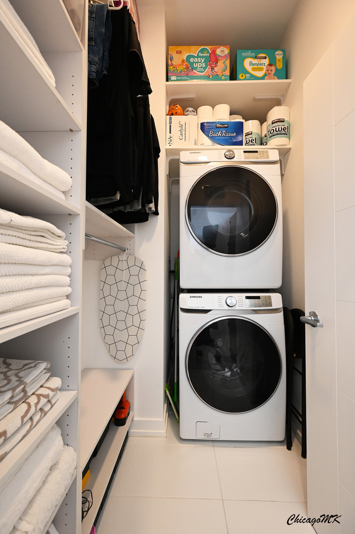 235 West Van Buren Street, Unit 2213 Chicago, IL 60607 - Photo 20 of 31 a utility room with dryer and washer