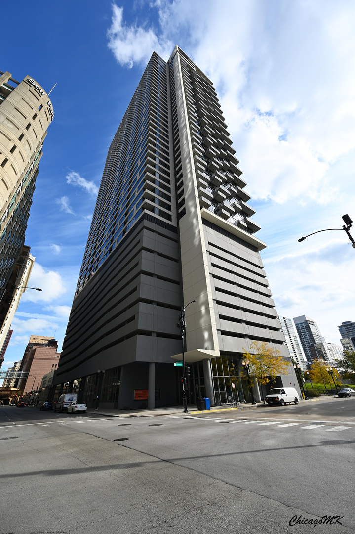 235 West Van Buren Street, Unit 2213 Chicago, IL 60607 - Photo 30 of 31 a front view of a building