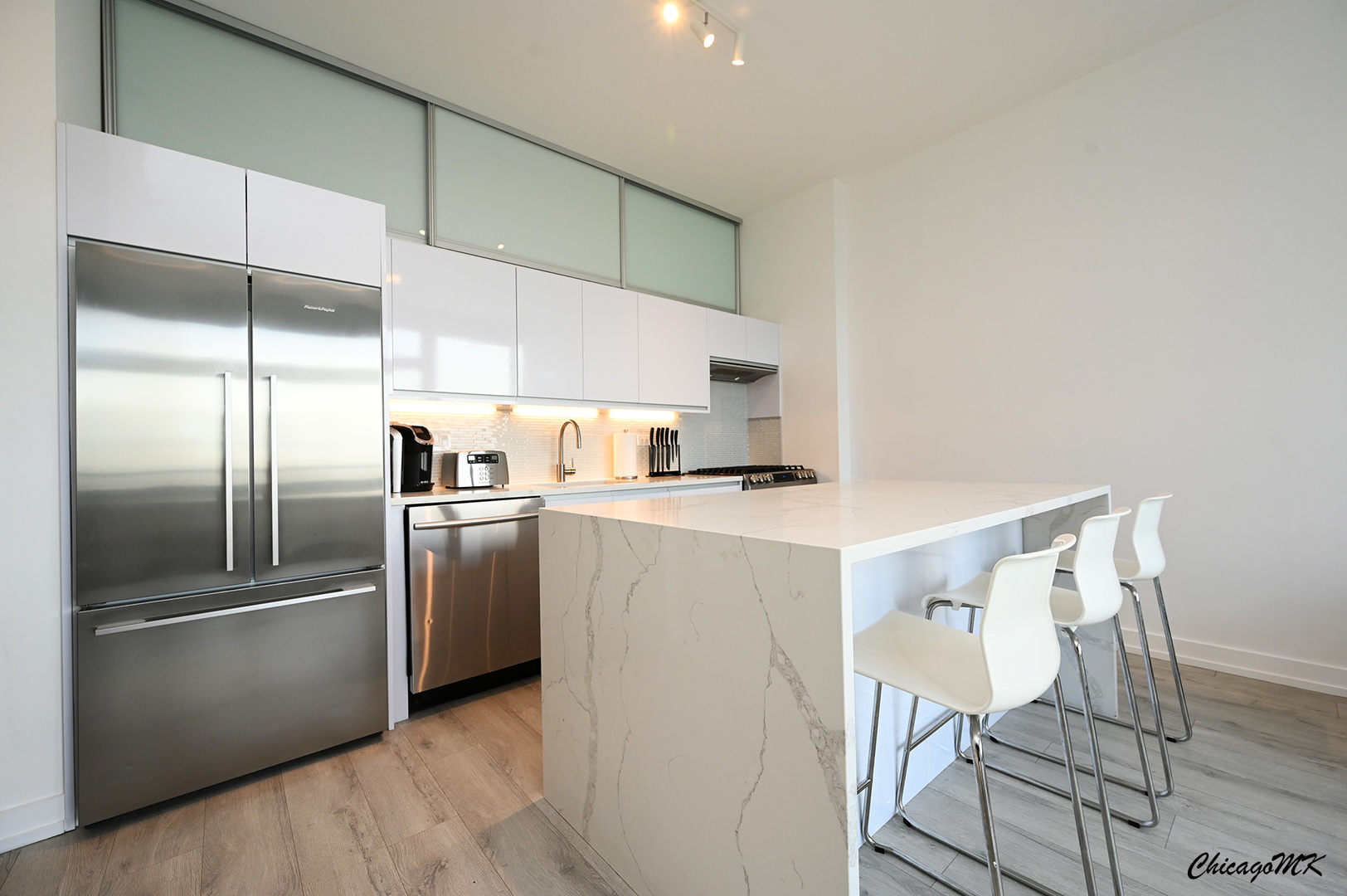 235 West Van Buren Street, Unit 2213 Chicago, IL 60607 - Photo 7 of 31 a kitchen with stainless steel appliances a refrigerator and a stove top oven