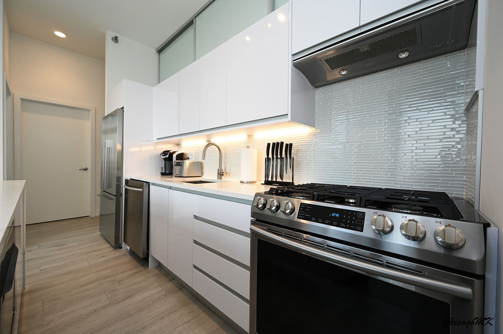 235 West Van Buren Street, Unit 2213 Chicago, IL 60607 - Photo 10 of 31 a kitchen with a stove and a refrigerator