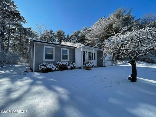 a view of a house with backyard and garden