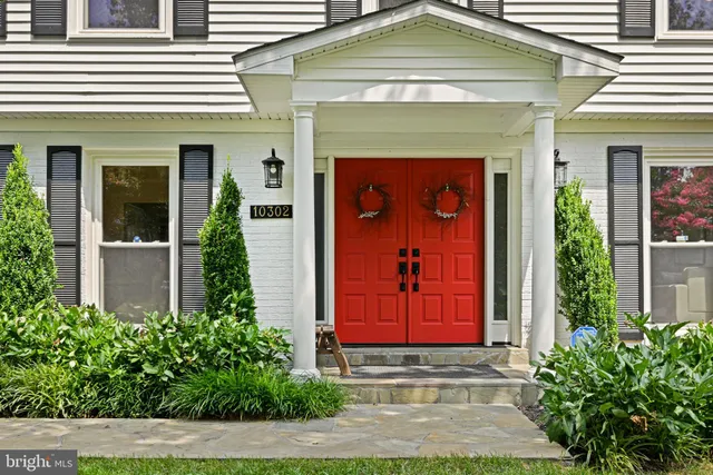 a view of entrance of the house