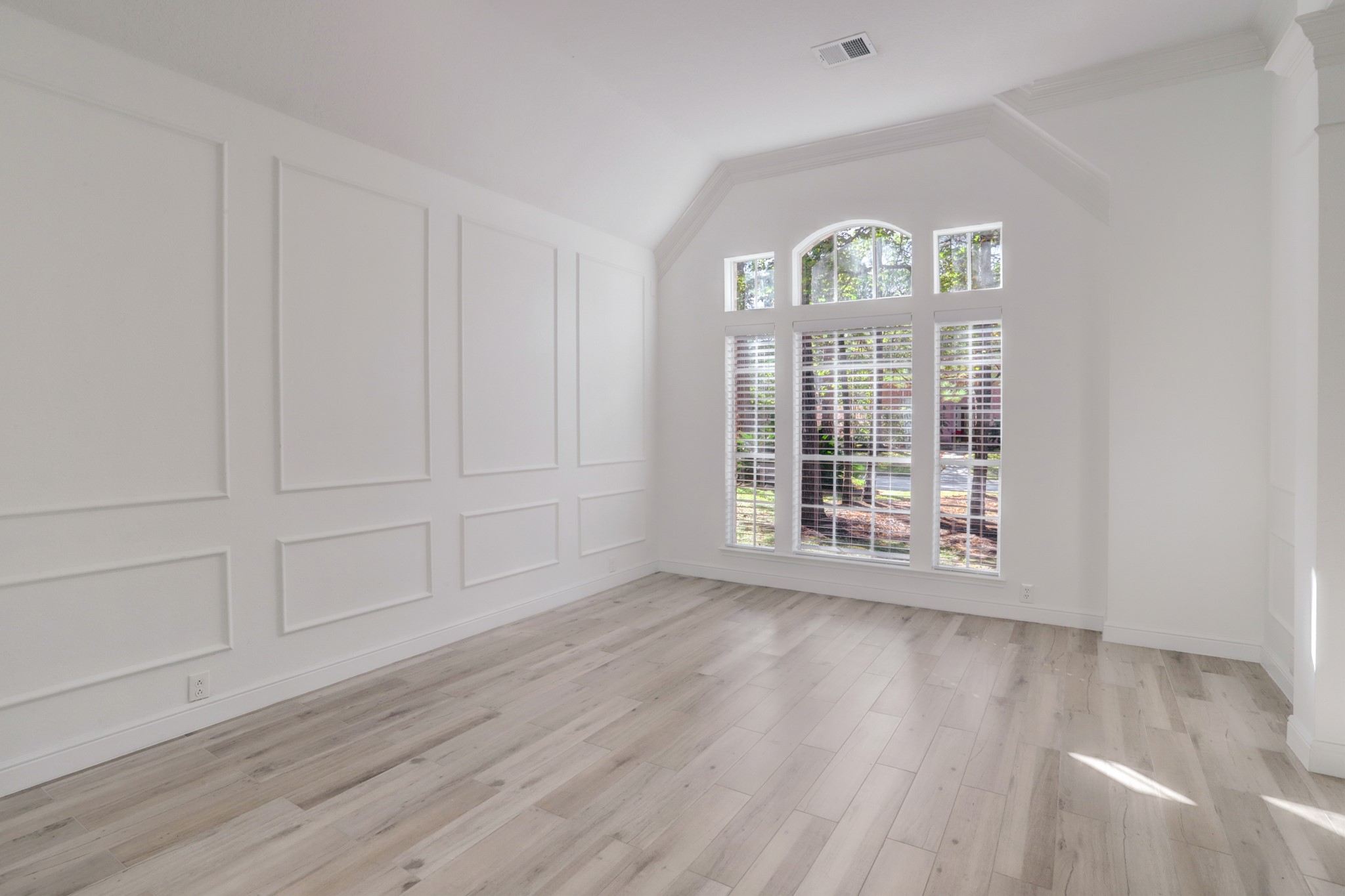 138 Summer Storm Place Spring, TX 77381 - Photo 4 of 20 Light-filled formal living room with high ceilings, decorative wall molding and a distinctive arched window.