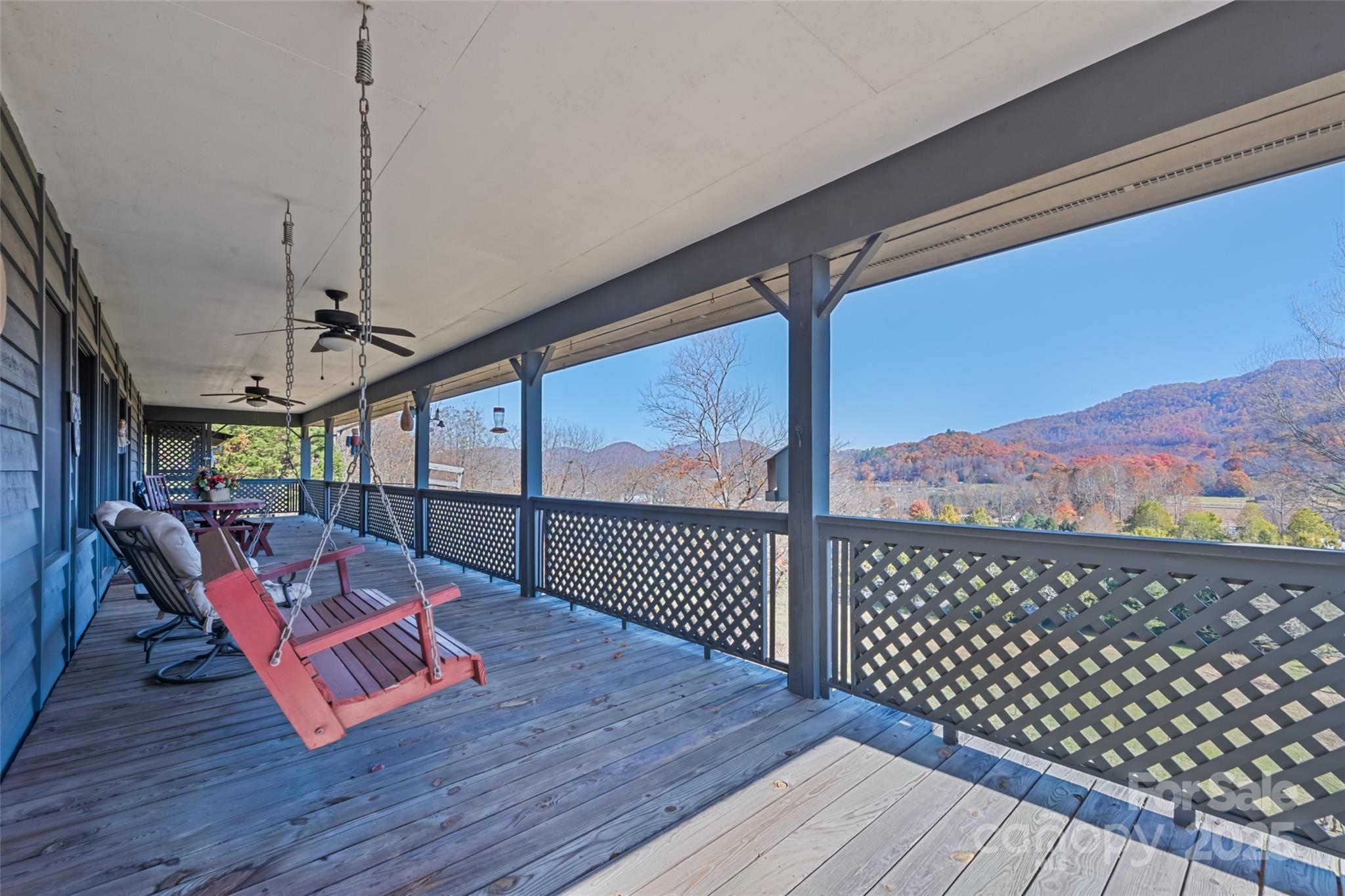 a view of sitting area with furniture