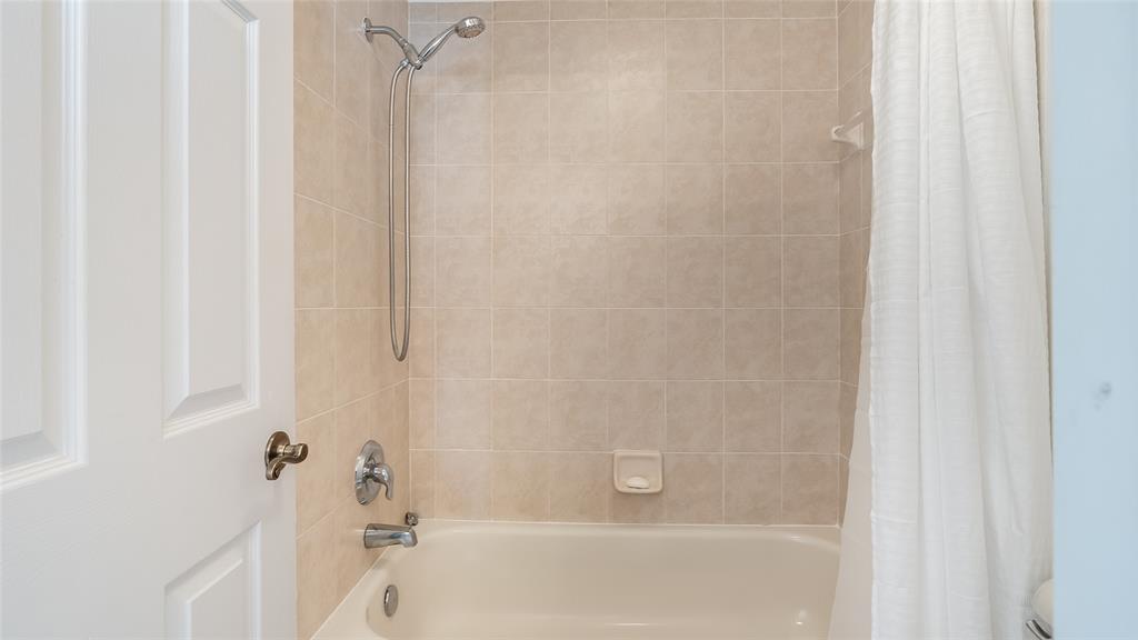 19470 Stonebrook Street Weston, FL 33332 - Photo 33 of 44 a bathroom with a bathtub