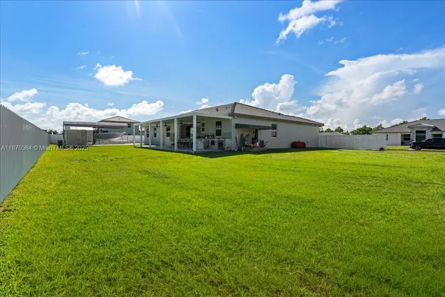 a view of a house with backyard