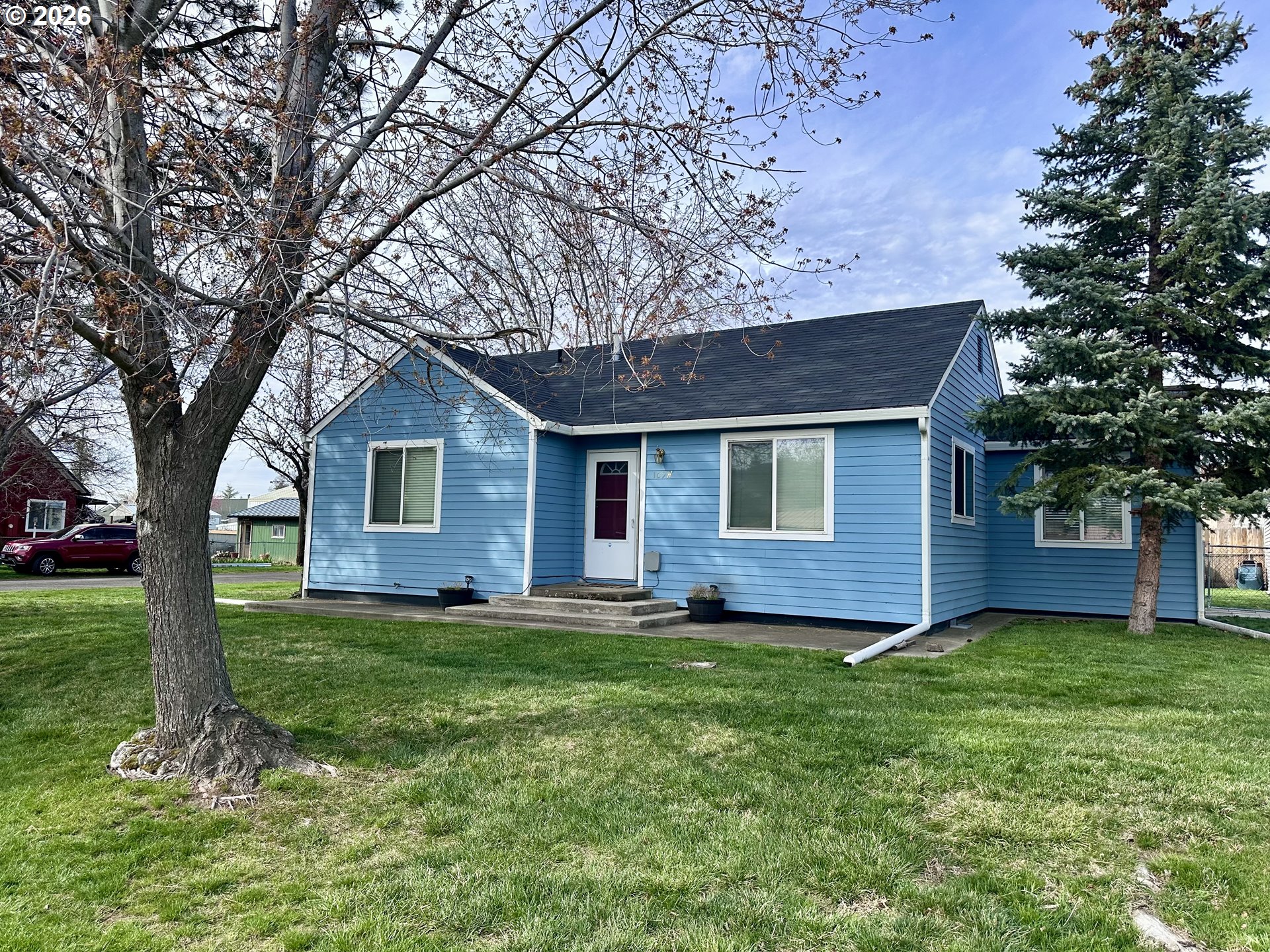 a view of a house with a yard