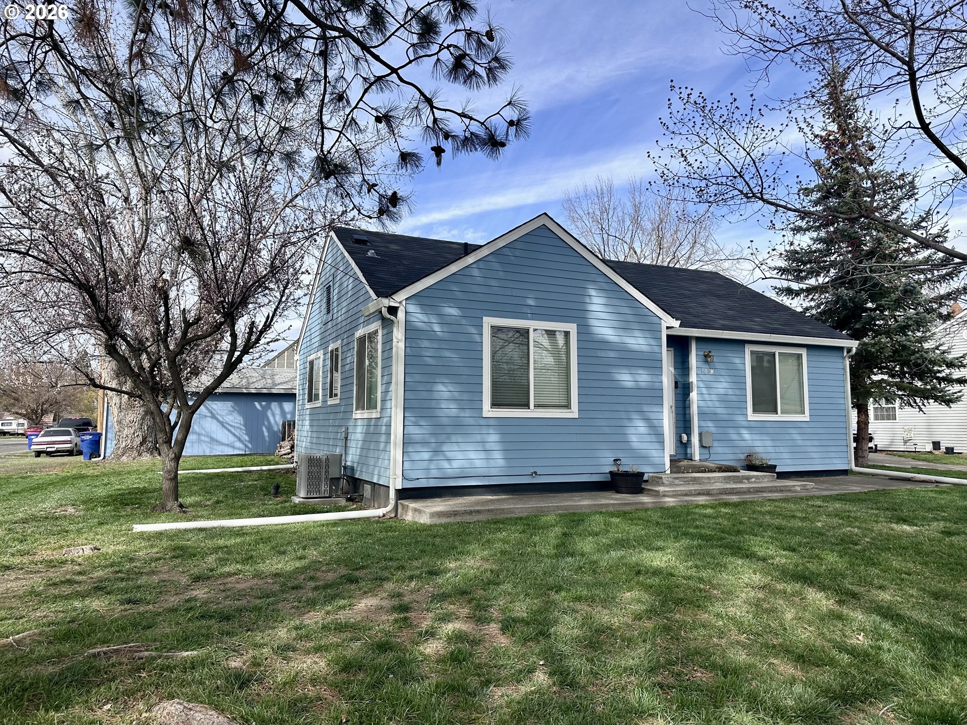 169 West Chestnut Street Union, OR 97883 - Photo 2 of 35 a front view of house with yard and green space
