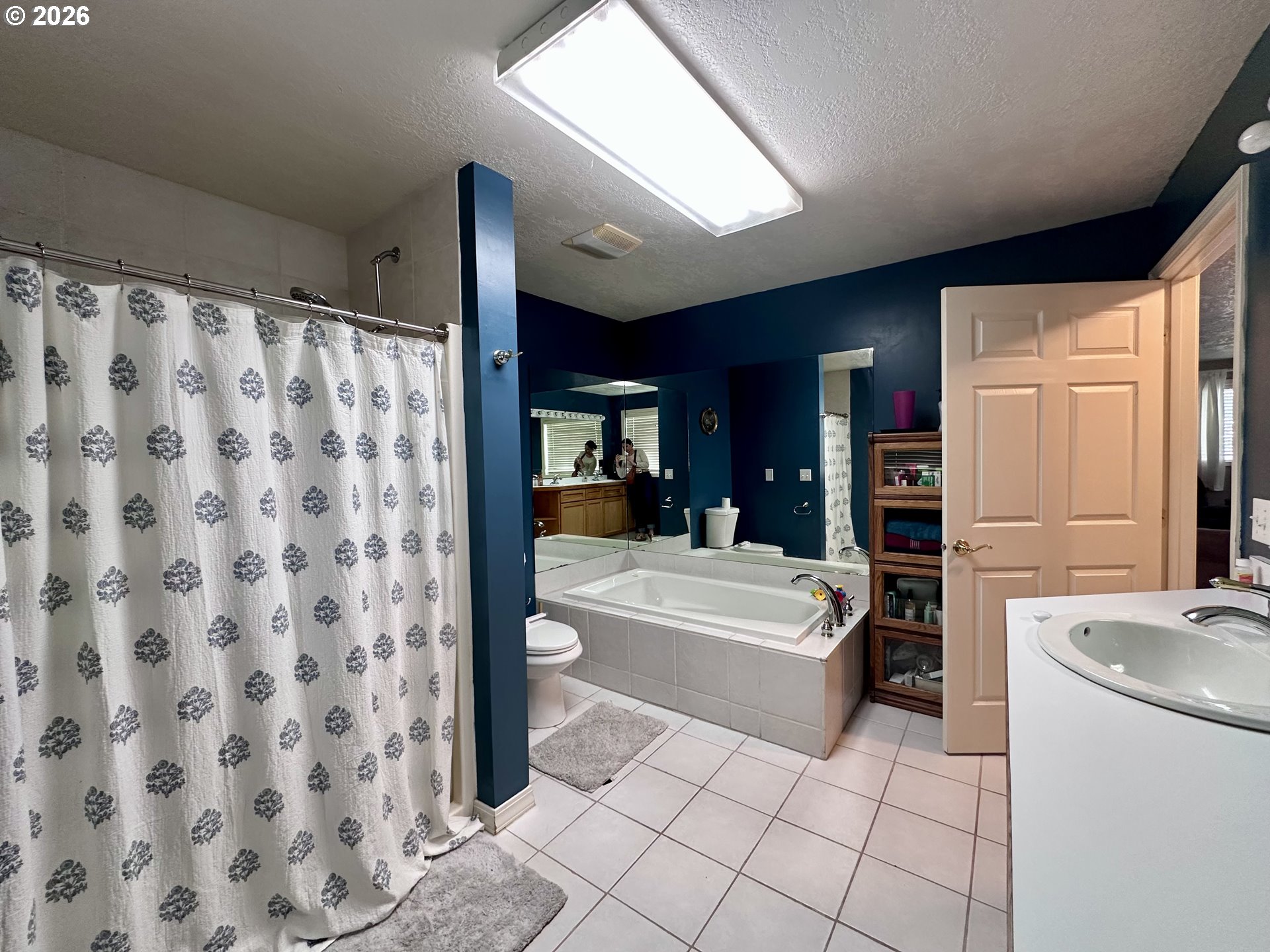 169 West Chestnut Street Union, OR 97883 - Photo 24 of 35 a spacious bathroom with a bathtub shower sink and mirror