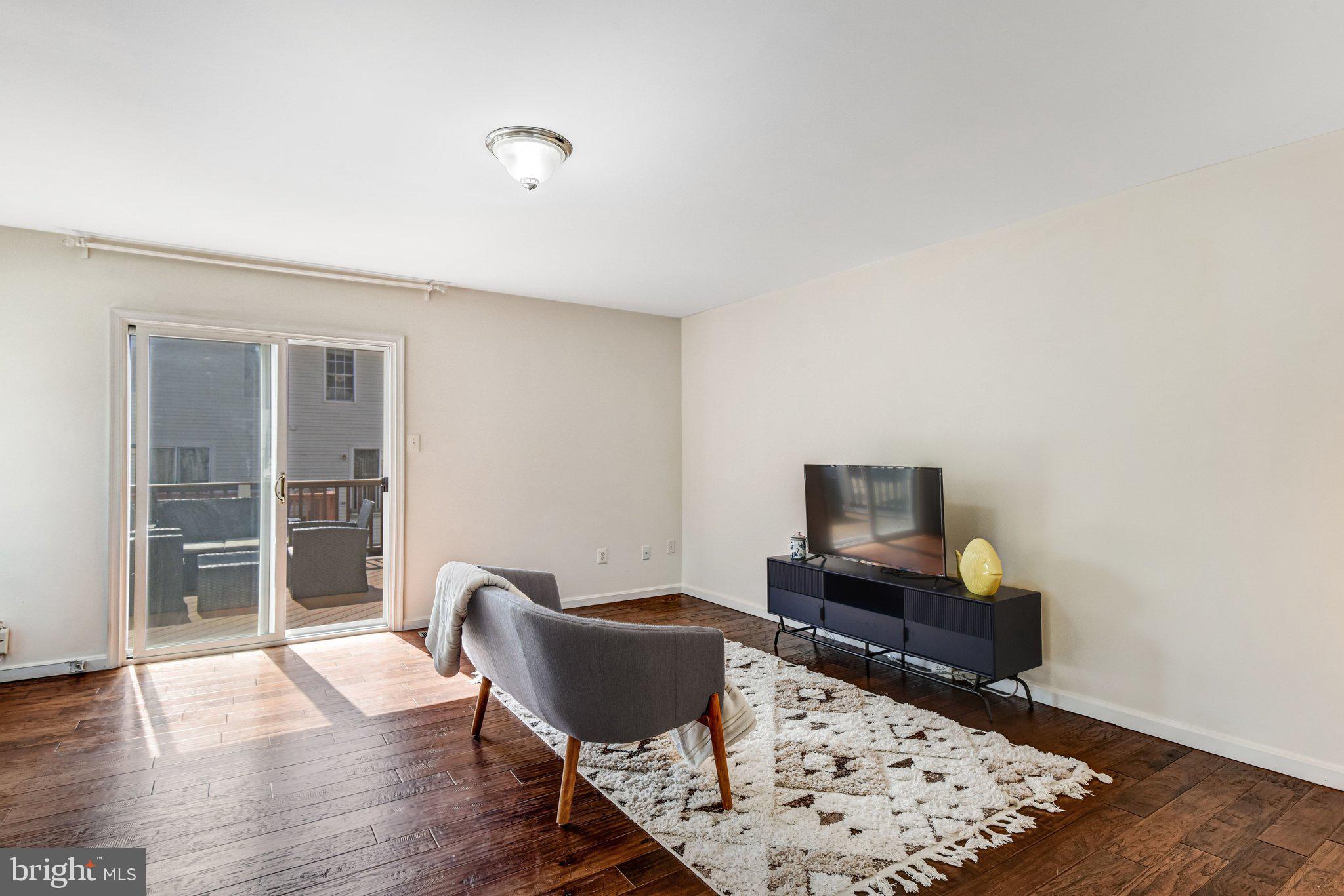 42847 Pilgrim Square Chantilly, VA 20152 - Photo 19 of 34 Bright and airy living space awaits.