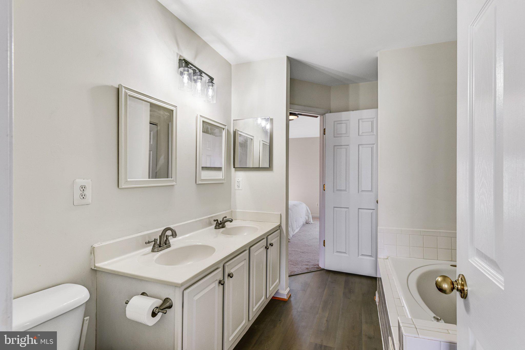 42847 Pilgrim Square Chantilly, VA 20152 - Photo 24 of 34 Modern bathroom with elegant finishes.