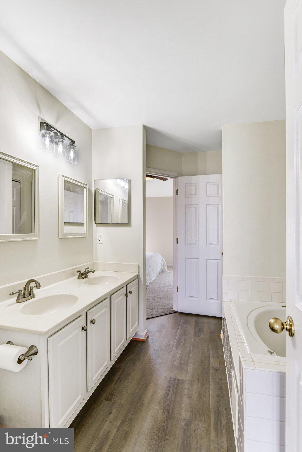 42847 Pilgrim Square Chantilly, VA 20152 - Photo 25 of 34 Bright and airy bathroom retreat.