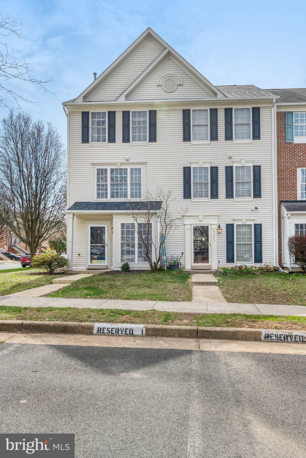 42847 Pilgrim Square Chantilly, VA 20152 - Photo 3 of 34 Charming townhouse with classic appeal.
