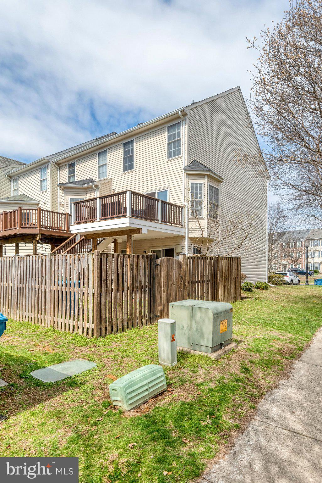 42847 Pilgrim Square Chantilly, VA 20152 - Photo 31 of 34 Charming home with inviting deck space.