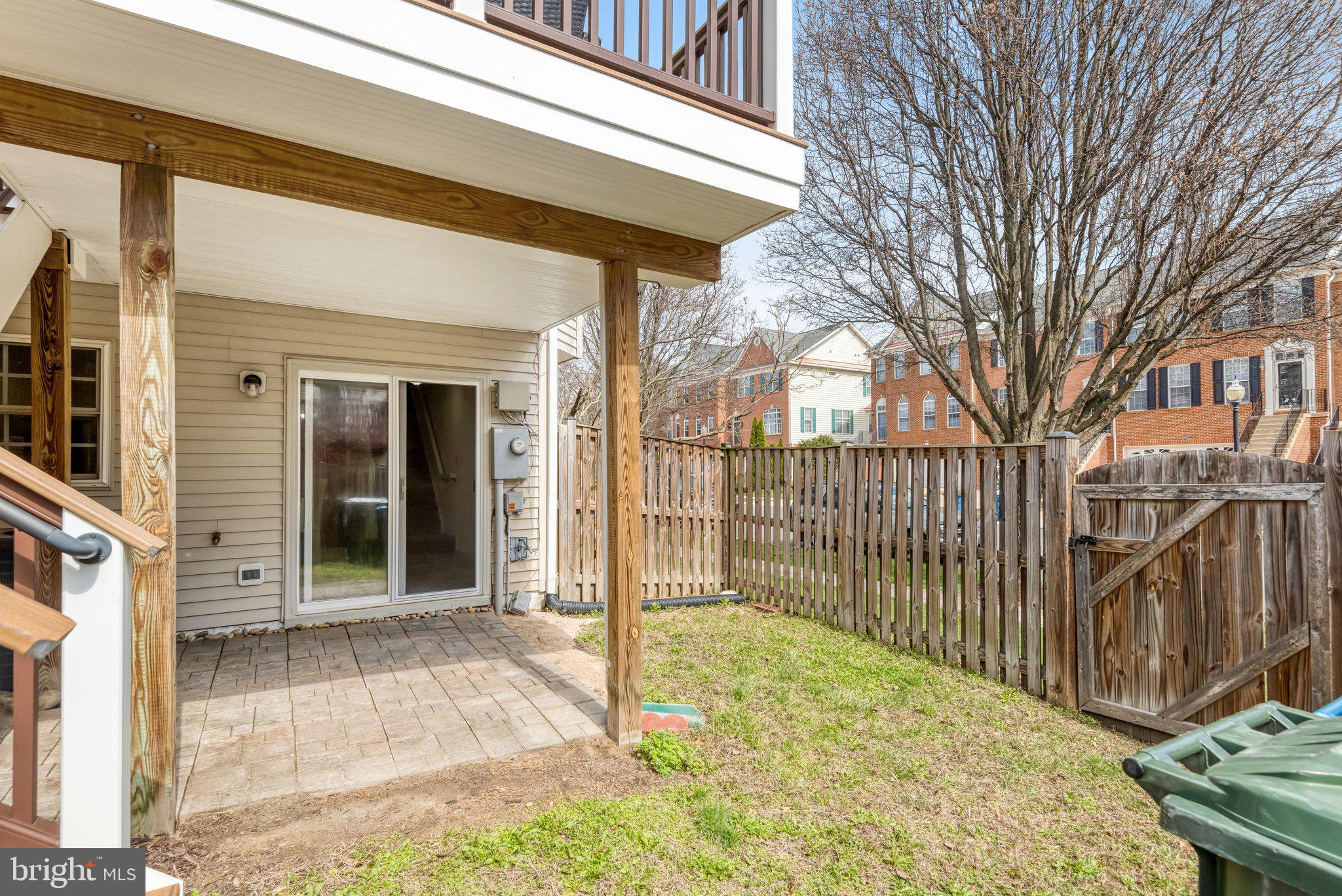 42847 Pilgrim Square Chantilly, VA 20152 - Photo 33 of 34 Charming outdoor space with privacy.