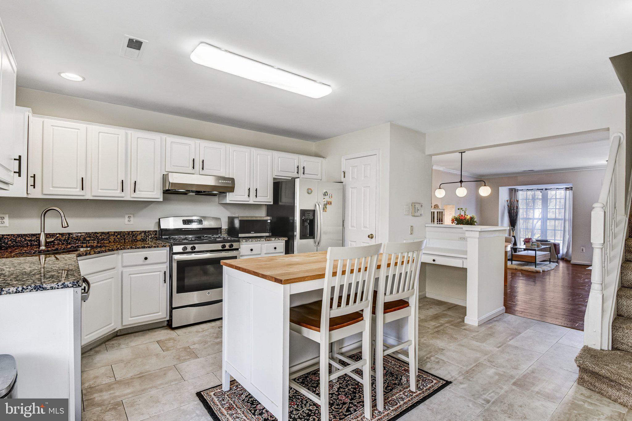 42847 Pilgrim Square Chantilly, VA 20152 - Photo 10 of 34 Modern kitchen with inviting layout.
